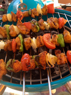 Una foto de Pinchos morunos con verduras🍡🍗🍢🍅