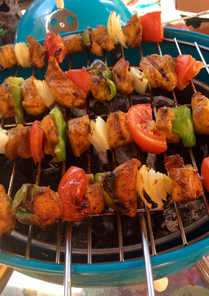 Una foto de Pinchos morunos con verduras🍡🍗🍢🍅