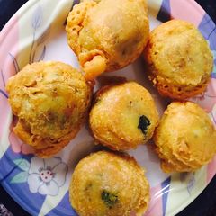 A picture of Batata vada.