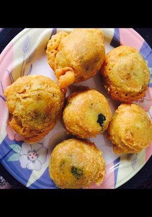 A picture of Batata vada.