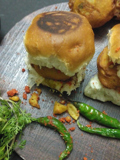 मुंबईया वडा पाव (mumbaiya vada pav recipe in Hindi) रेसिपी मुख्य फोटो