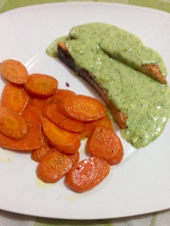 Una foto de Salmón con salsa de cilantro