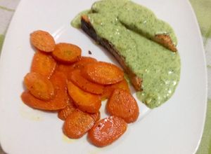 Una foto de Salmón con salsa de cilantro