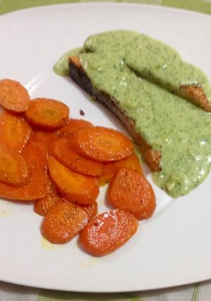 Una foto de Salmón con salsa de cilantro