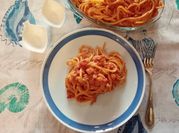 Una foto di merluzzo cipolla pomodoro