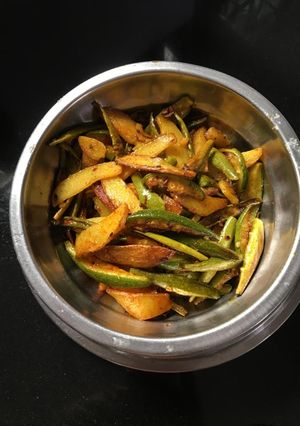 પરવળ બટાકા નુ શાક (Parval Bataka Shak Recipe In Gujarati) રેસીપી મુખ્ય ફોટો