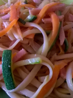 Una foto de Tallarines con pollo, soja y verduras (estilo chino)