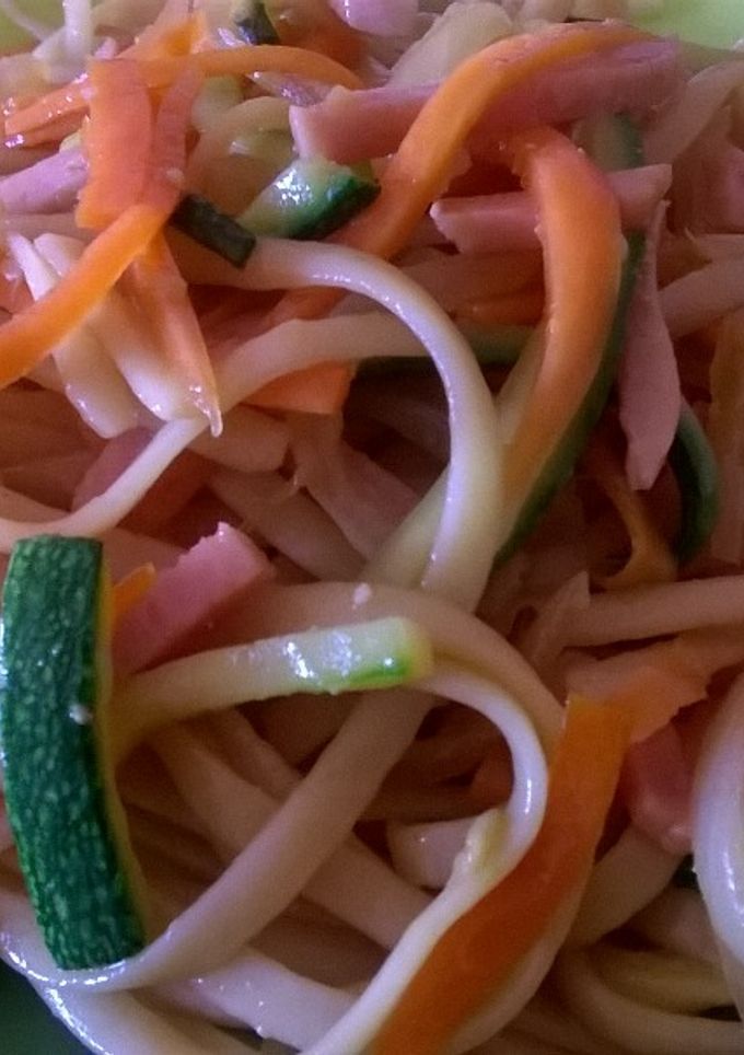 Una foto de Tallarines con pollo, soja y verduras (estilo chino)