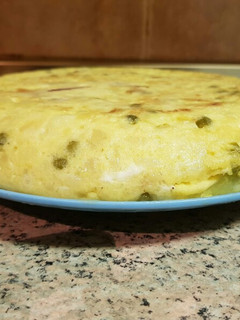 Una foto de Tortilla de patatas con guisantes y jamón