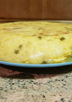 Una foto de Tortilla de patatas con guisantes y jamón