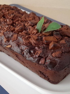 Una foto de Banana bread de avena con chocolate, almendras y nueces