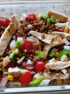 Una foto de Ensalada de lentejas y pollo