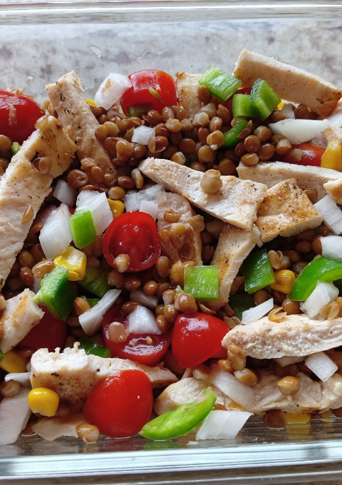 Una foto de Ensalada de lentejas y pollo