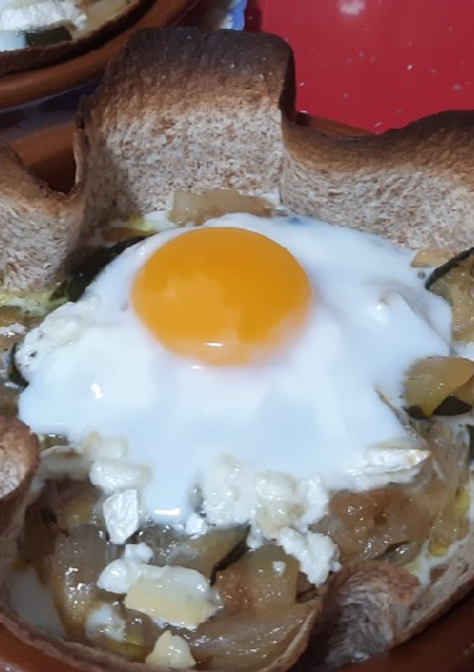 Una foto de Cestitas integrales de huevo con cebolla, calabacín y rulo de cabra