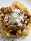 Costillas adobadas desmenuzadas con provolone y patatas