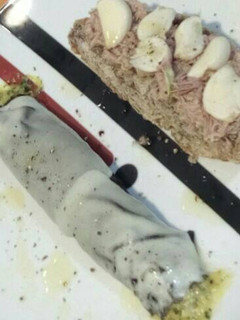 Una foto de Canelón de alga nori con verduras y queso español