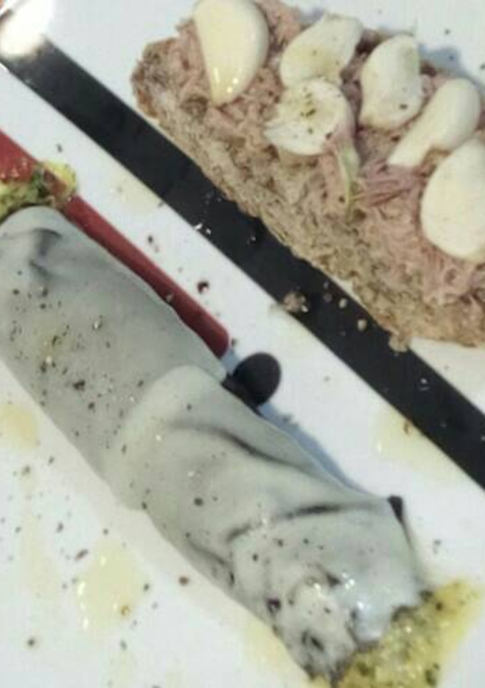 Una foto de Canelón de alga nori con verduras y queso español