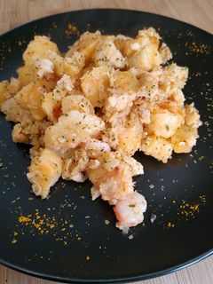 Una foto de Patatas con bacalao y gambitas