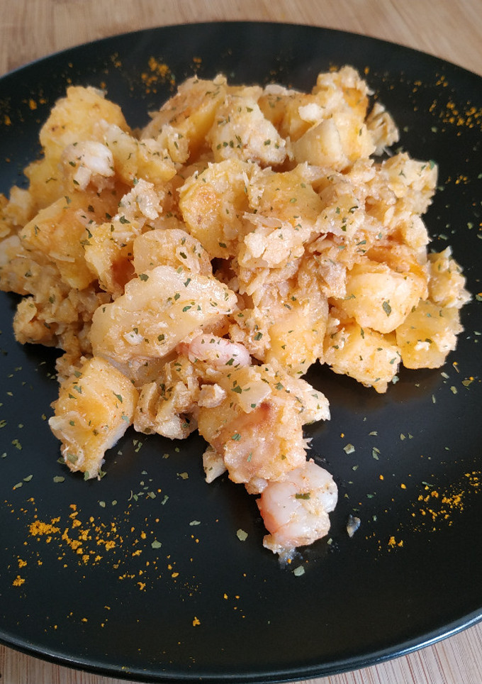 Una foto de Patatas con bacalao y gambitas