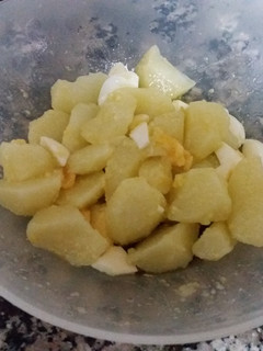 Una foto de Patatas cocidas con huevo cocido