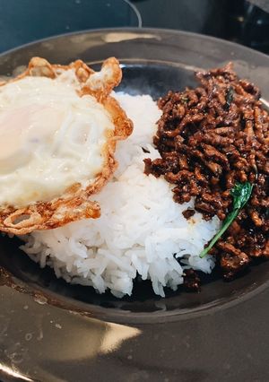 รูปของ กระเพราหมูบด ไข่ดาวราดข้าว