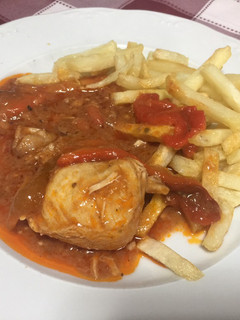 Una foto de Pollo con pimientos rojos asados