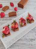 Brochettes de fraises au chèvre/romarin