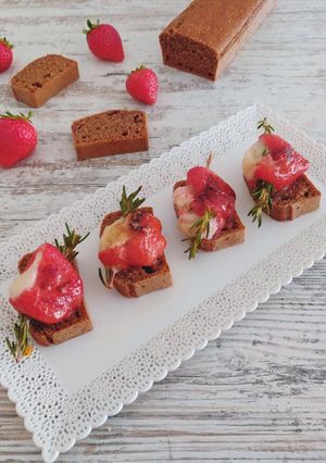 Une photo de Brochettes de fraises au chèvre/romarin
