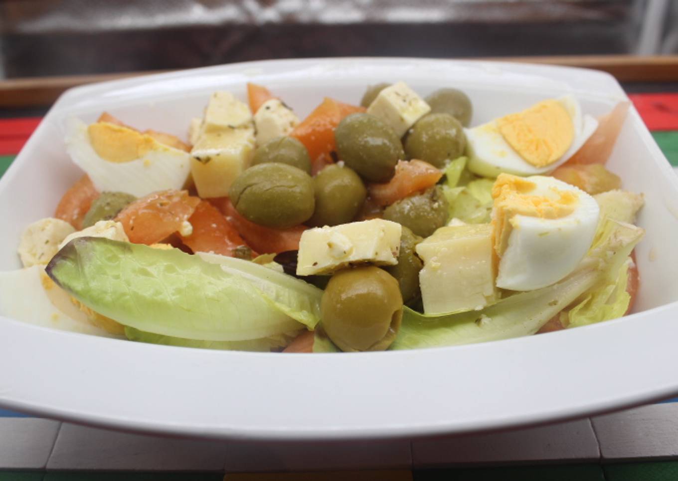 Ensalada con huevo duro y queso en aceite