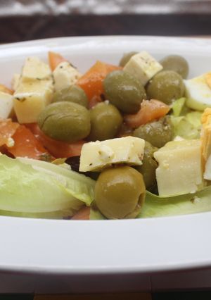 Foto principal de Ensalada con huevo duro y queso en aceite
