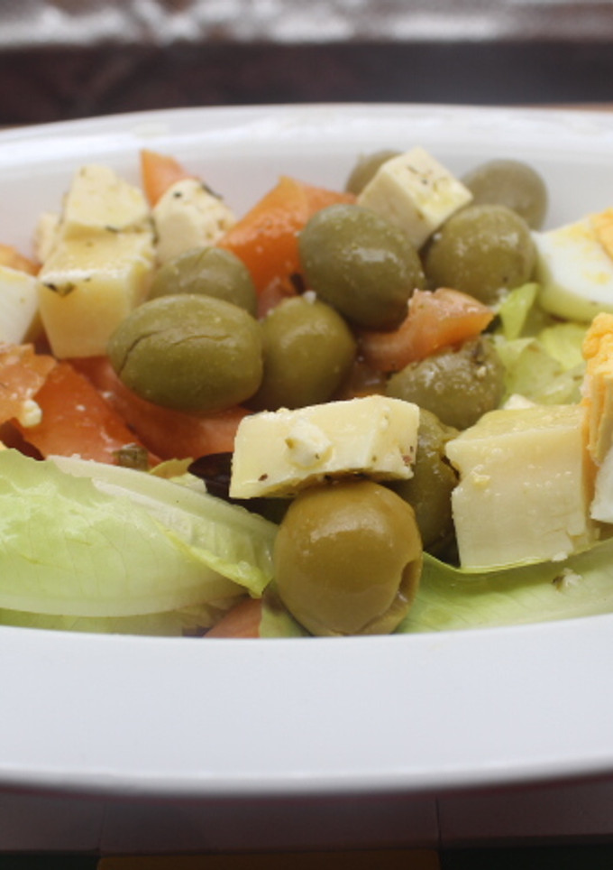 Una foto de Ensalada con huevo duro y queso en aceite