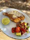Milanesas tipo caprese con parmesano y ensalada de aguacate