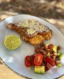 Milanesas tipo caprese con parmesano y ensalada de aguacate
