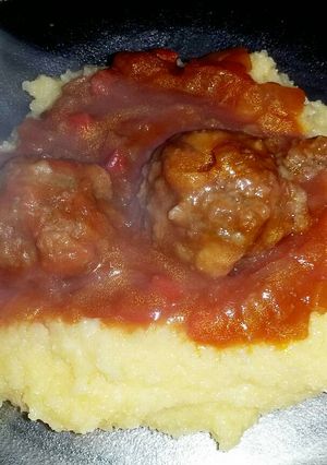 Una foto de Polenta con salsa y albóndigas 🍴