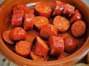 Una foto de chorizo a la sidra