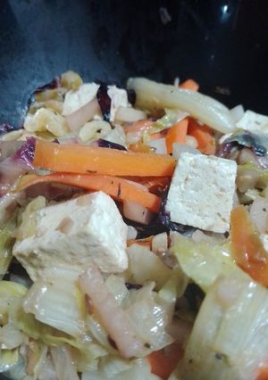 Una foto de Ensalada de verduras y tofu super veggie