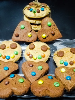A picture of Eggless Vanilla and Chocolate Cookies.