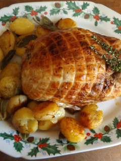 Una foto de Pollo relleno con frutas secas, manzanas y setas