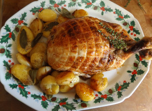 Una foto de Pollo relleno con frutas secas, manzanas y setas