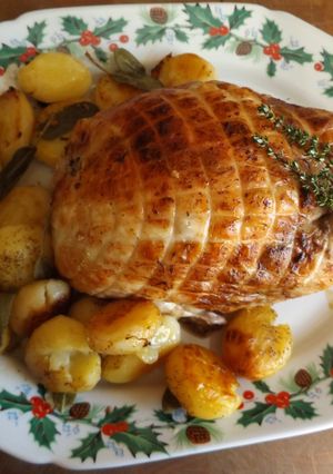 Una foto de Pollo relleno con frutas secas, manzanas y setas