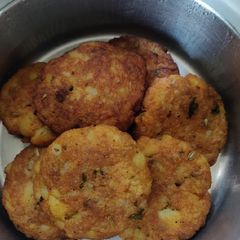 A picture of Aloo pattice.