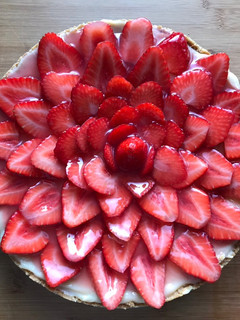 Una foto de Tarta de fresas y crema pastelera 🍓🥰