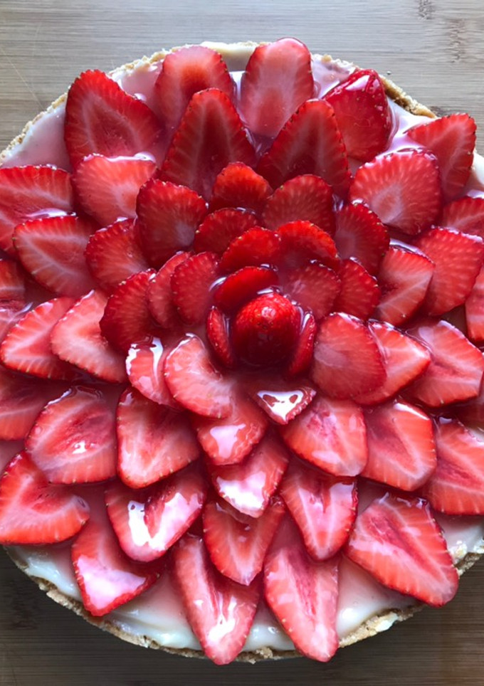 Una foto de Tarta de fresas y crema pastelera 🍓🥰