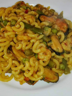 Una foto de Fideguá con gambas y mejillones