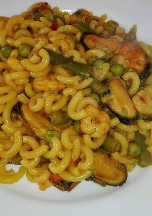 Una foto de Fideguá con gambas y mejillones