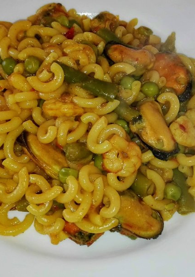 Una foto de Fideguá con gambas y mejillones