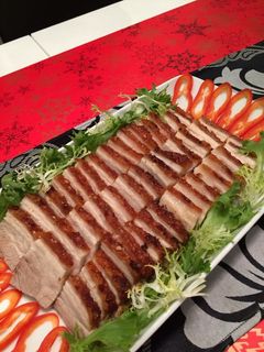 Hình của món Thịt heo quay da giòn rụm .