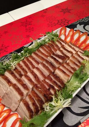 Hình của món Thịt heo quay da giòn rụm .