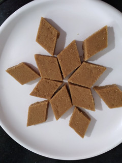 સુખડી(Sukhdi Recipe in Gujarati) રેસીપી મુખ્ય ફોટો