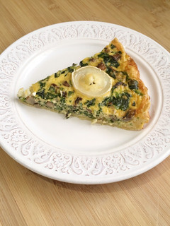 Una foto de Quiche de champiñones y espinacas